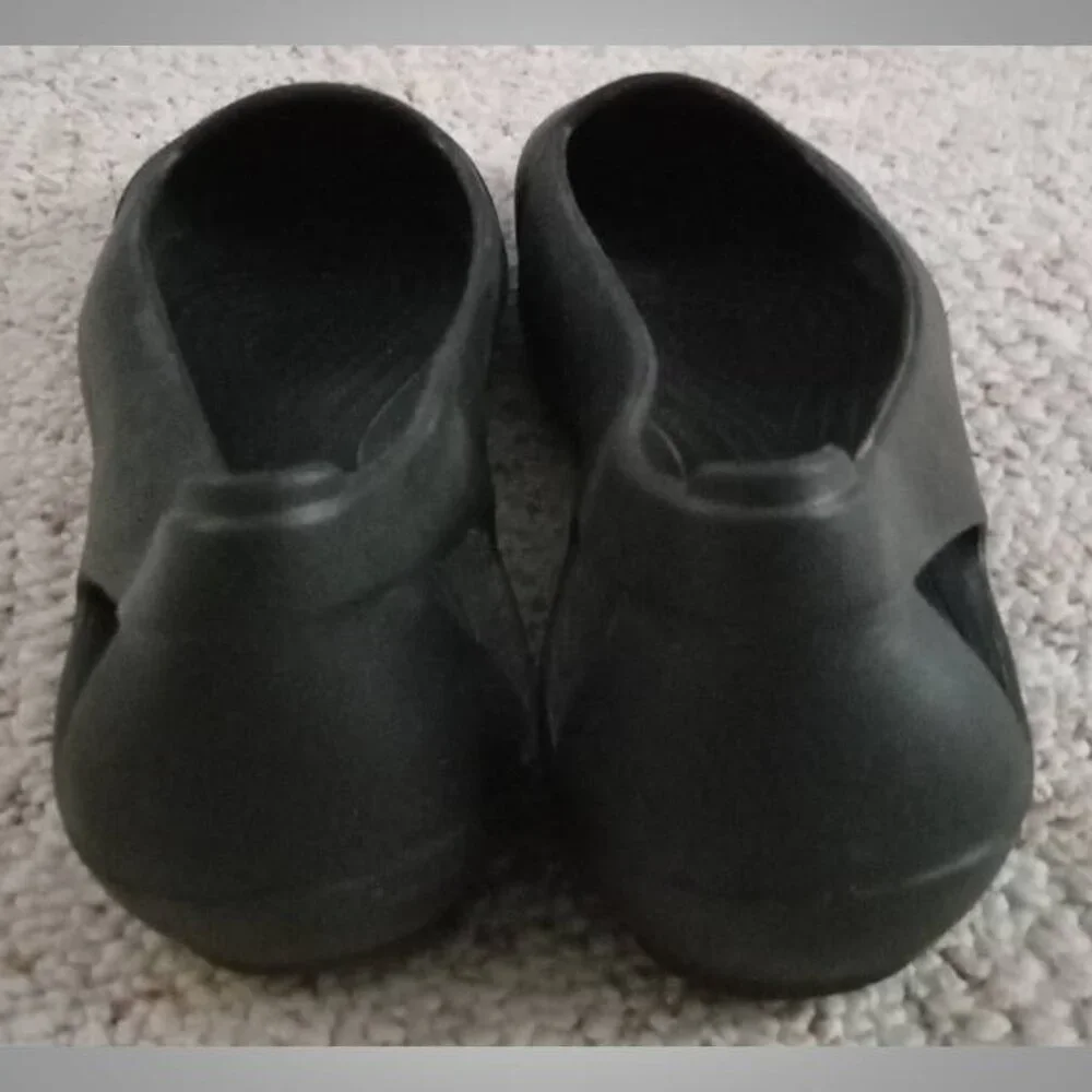 Crocs Sienna sandals flats size 9 women's black
